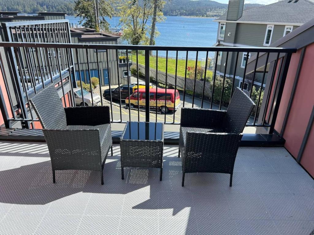 Un balcon sau o terasă la Vancouver Island Waterfront Resort