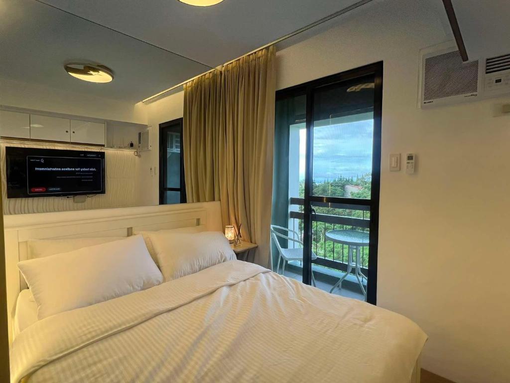 En eller flere senge i et værelse på Belle Maison in Pine Suites Tagaytay