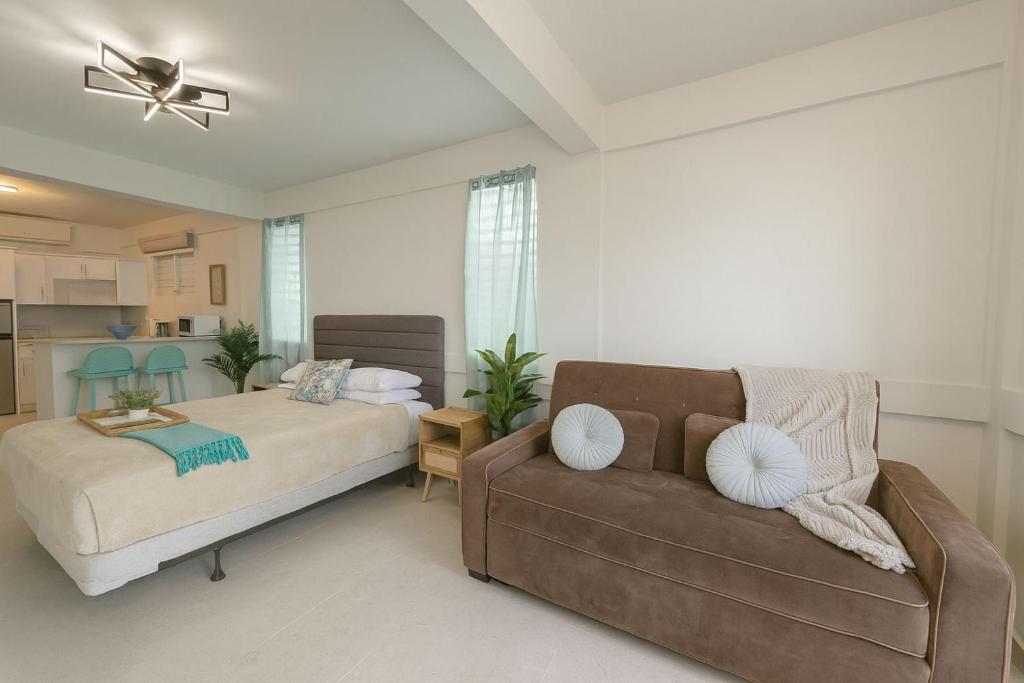 una sala de estar con una cama y un sofá en Beachfront Studio in Aguada, en Aguada