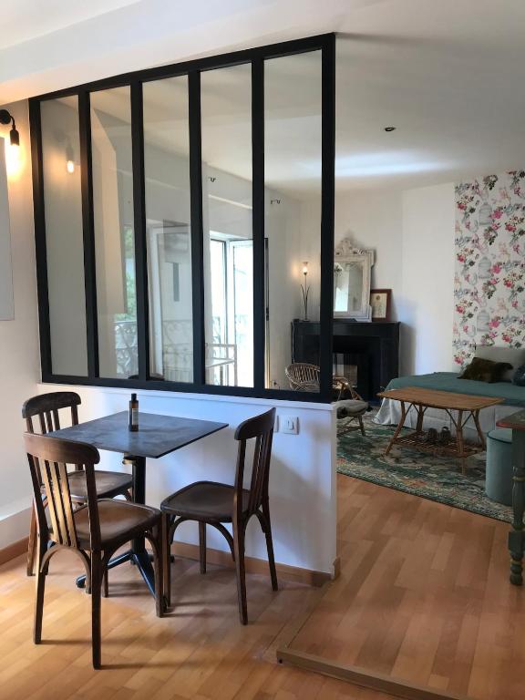 Le Cocon des Halles-Appartement Haussmannien au centre de Sète