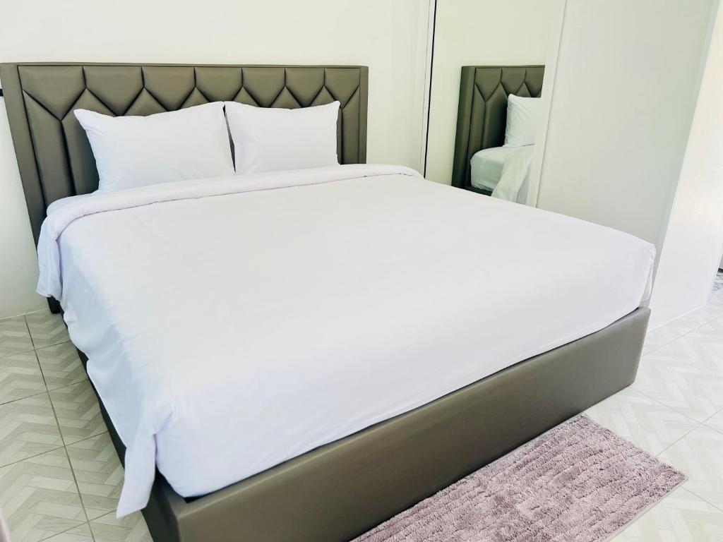 Giường trong phòng chung tại Sarona House 3