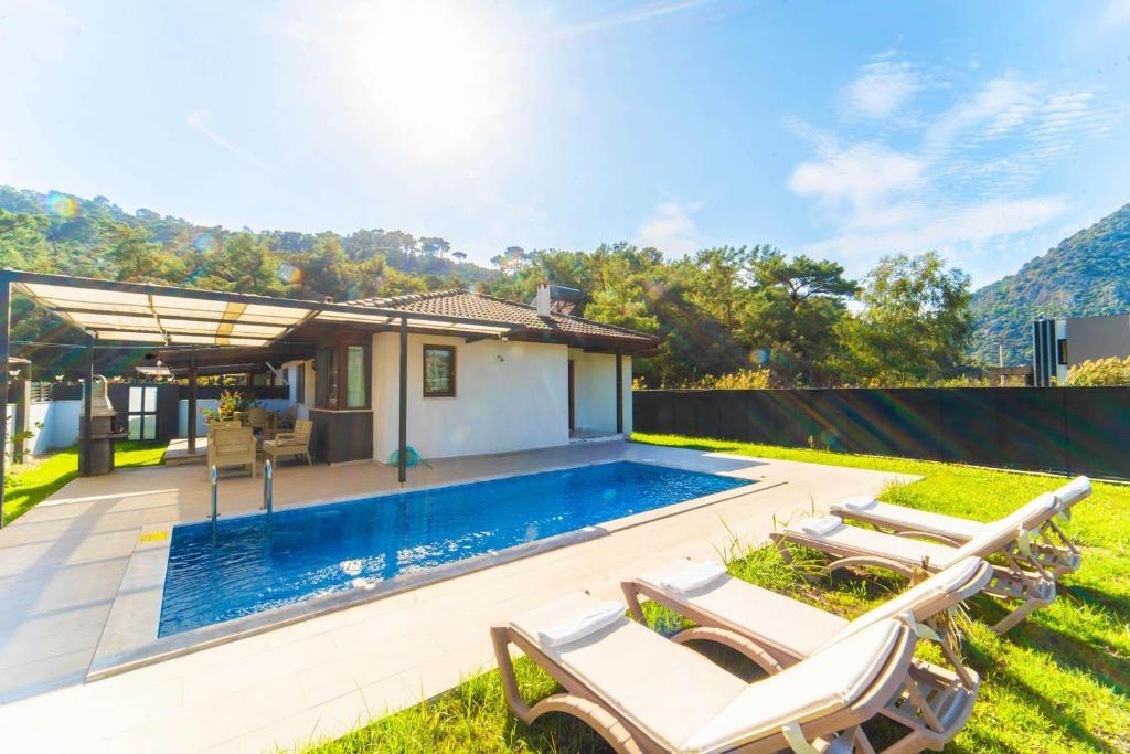 Πισίνα στο ή κοντά στο Villa Larisa