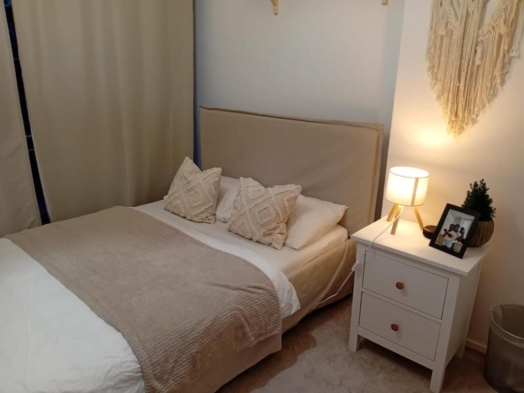 Ένα ή περισσότερα κρεβάτια σε δωμάτιο στο Bright and quiet apartment in Zeist Centrum