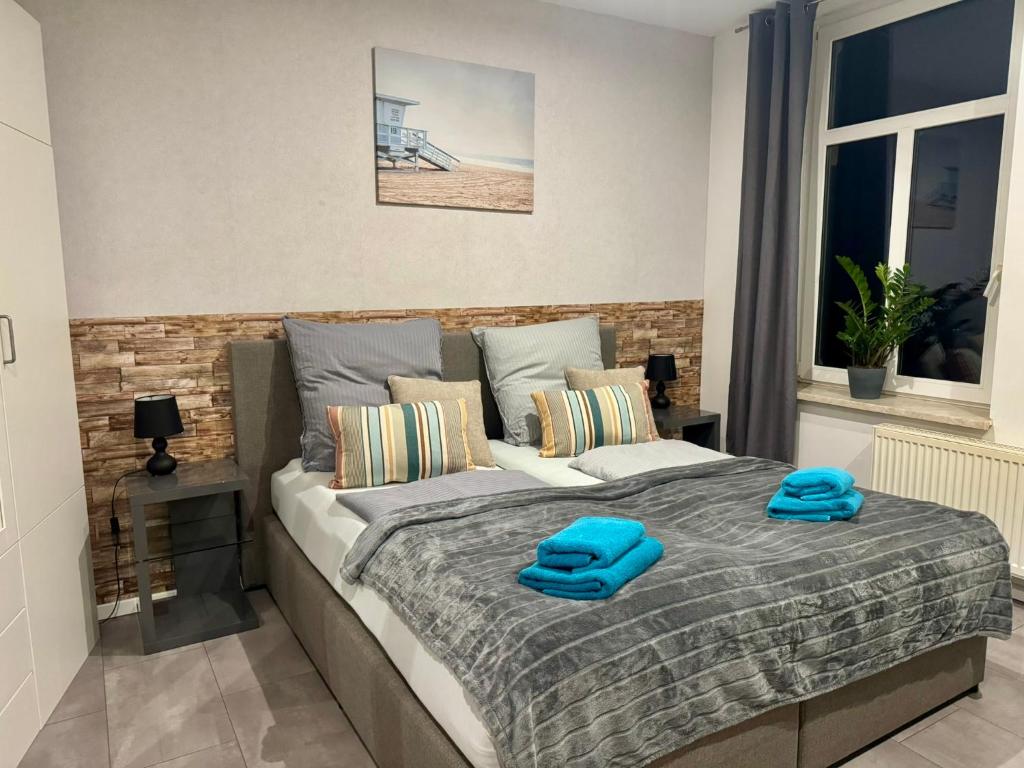 a bedroom with a bed with blue towels on it at Ferienwohnung "Greizer Straße 26" in Reichenbach im Vogtland