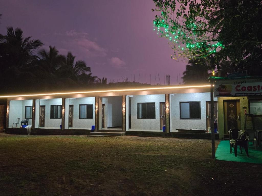 een wit gebouw met 's nachts verlichting bij Coastal Konkan in Malvan