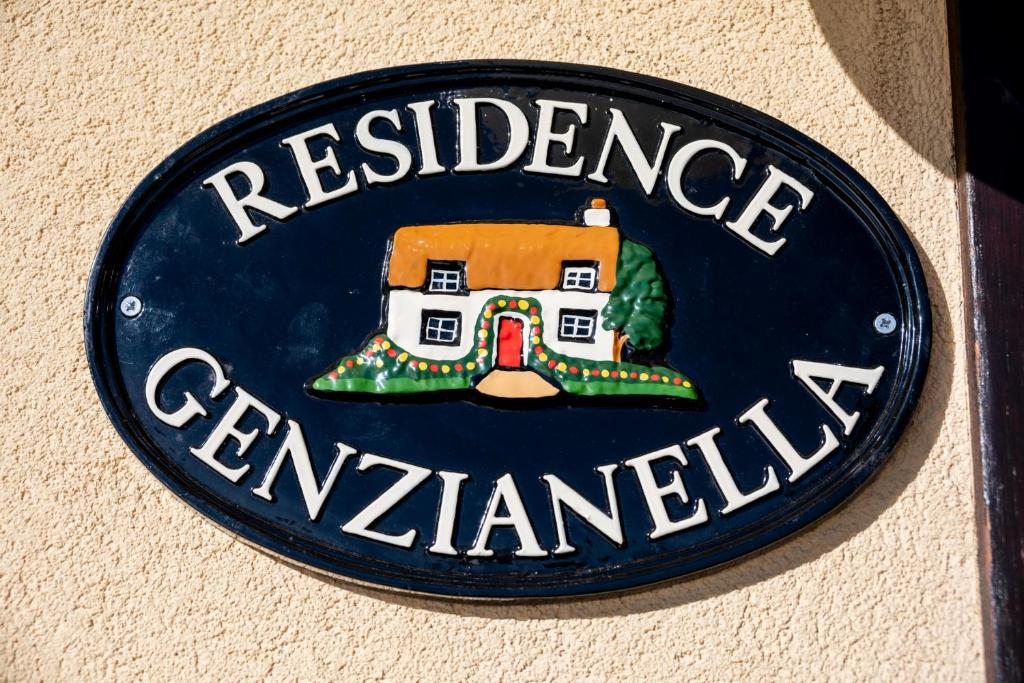 VivimiHome - Rifugio Genzianella في سان دومينيكو: علامة على الحائط مكتوب عليها الذكرى المئوية للسكن