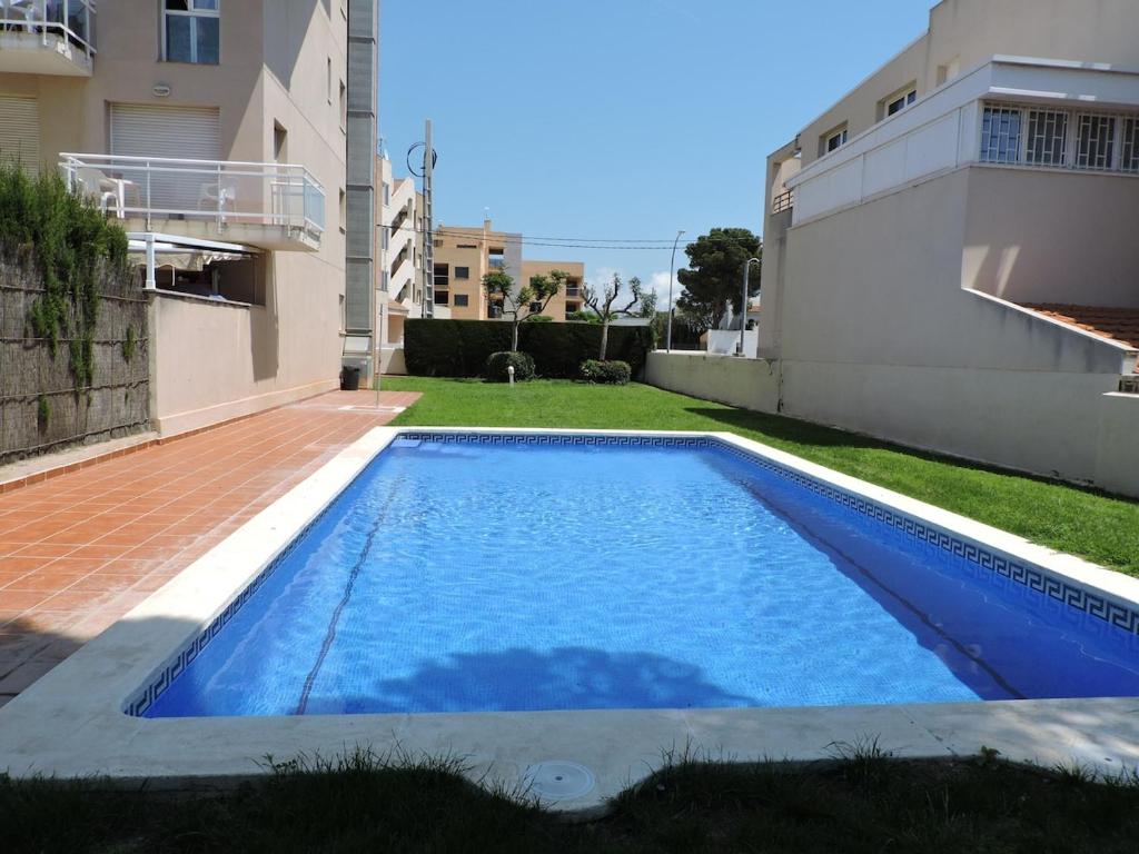 Lcd - Barcelona في ميامي بلاتجا: حمام سباحة في الفناء الخلفي للمنزل