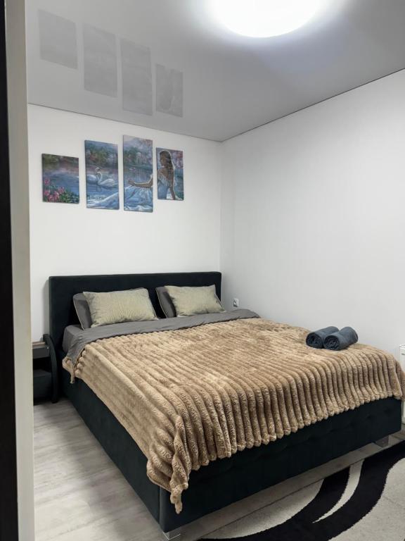 ein Schlafzimmer mit einem großen Bett in einer weißen Wand in der Unterkunft 1-Confortable and ideal Apartament-Квартира посуточно Edinet in Edineţ