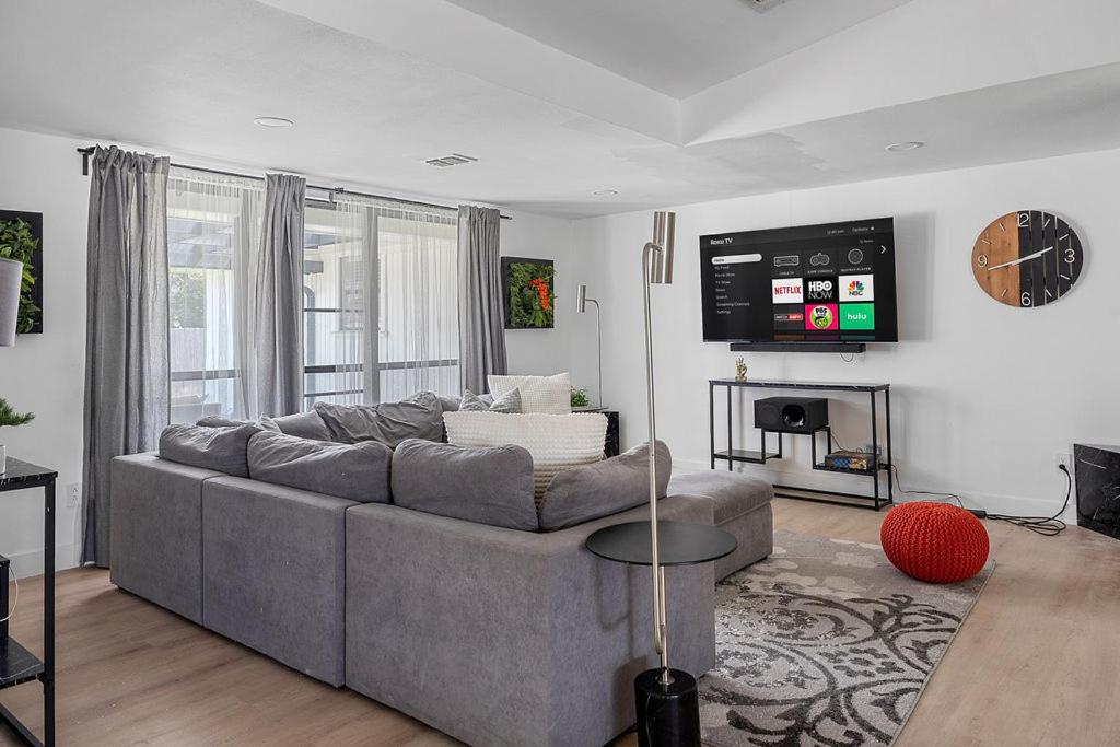 Et tv og/eller underholdning på Plano Comfort with 4 Bedrooms