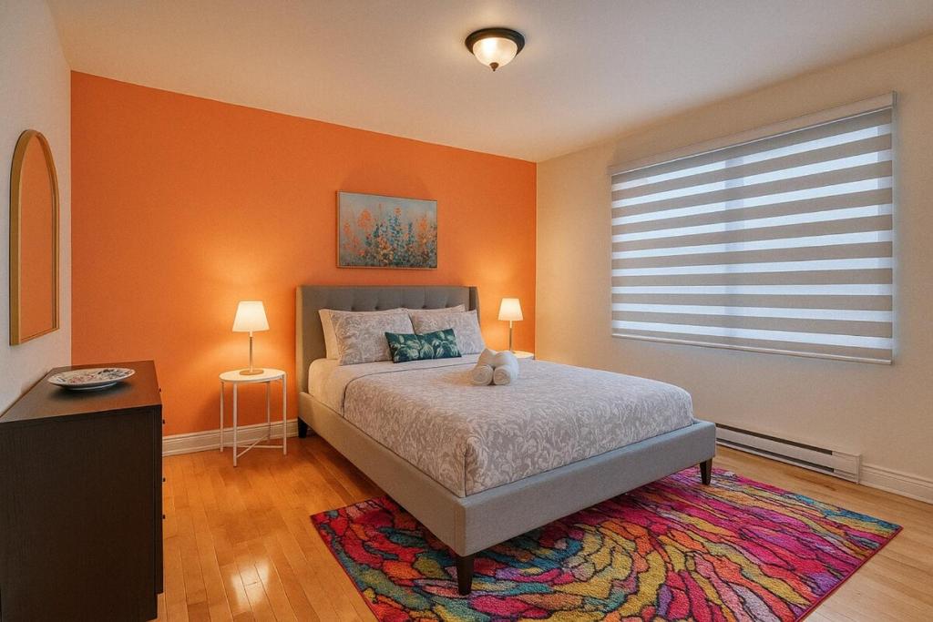 een slaapkamer met een bed, een raam en een tapijt bij NDG & Montreal getaway in Montreal