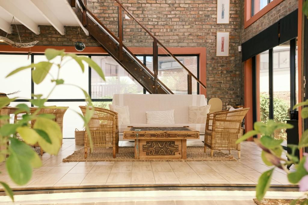 Χώρος καθιστικού στο SIESTA DE RON Wilderness Beach House, 10 or 6 or 4 Sleeper Seconds from the OCEAN