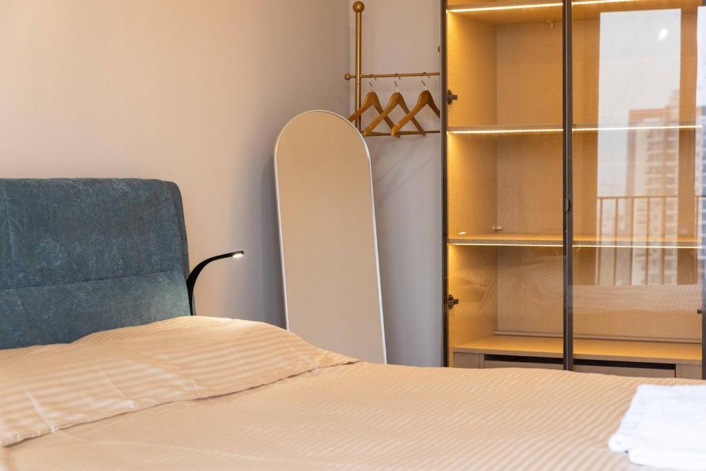 Una cama o camas en una habitación de Cozy Suite Among the Highest Floors - Free Parking