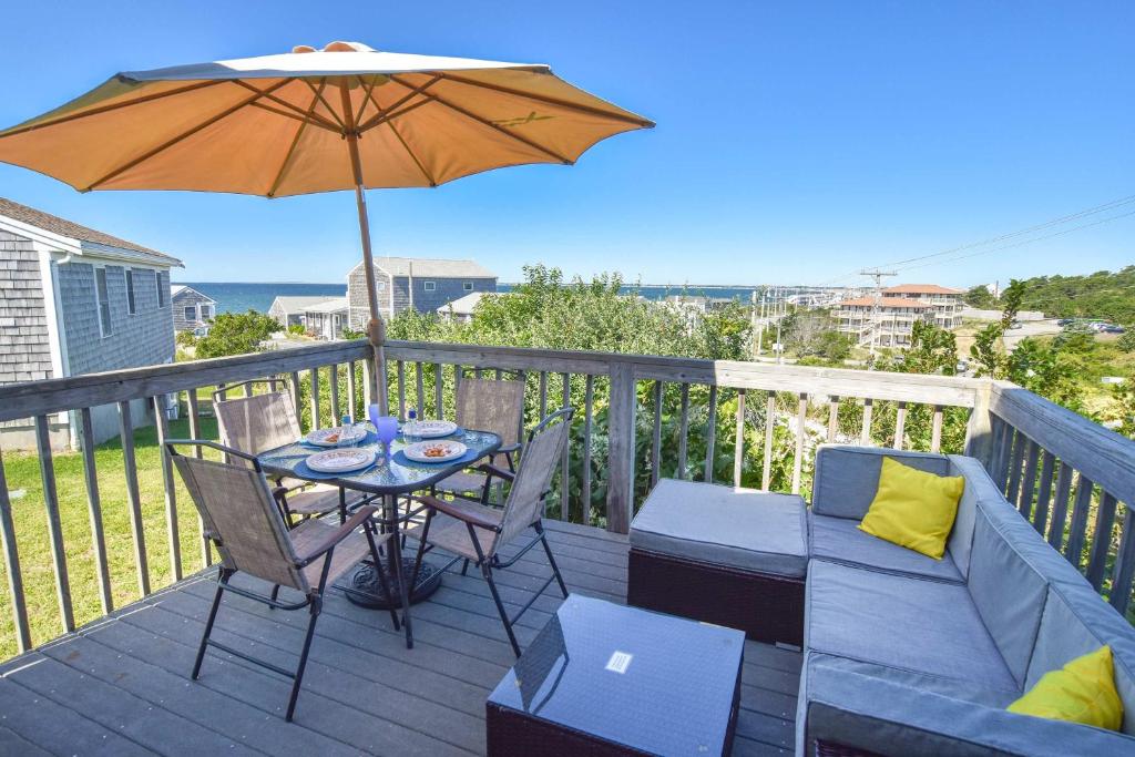 Μπαλκόνι ή βεράντα στο 12218 - Beautiful Views of Cape Cod Bay Access to Private Beach Easy Access to P-Town