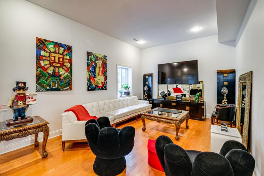 Μια τηλεόραση ή/και κέντρο ψυχαγωγίας στο Stay Near DC! Group Getaway with Easy Metro Access