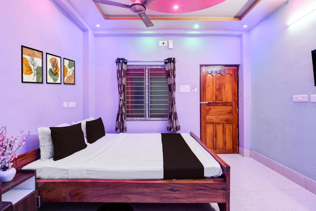 Hotel O Subharaj palace 2 في كولْكاتا: غرفة نوم بها سرير كبير في الغرفة