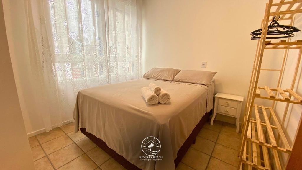 En eller flere senge i et værelse på Apto de verão com piscina a 200mts do mar Torres