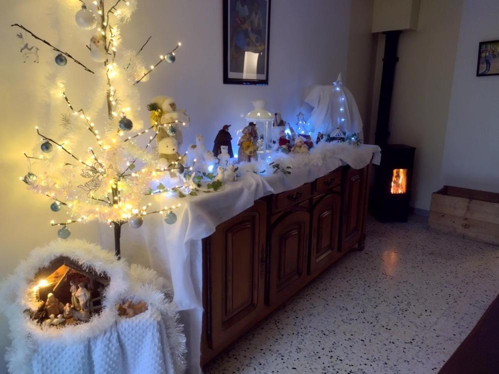 un tavolo con luci di Natale e un albero di Natale di Gîte en Haute Provence La terrasse du Jabron a Montfroc