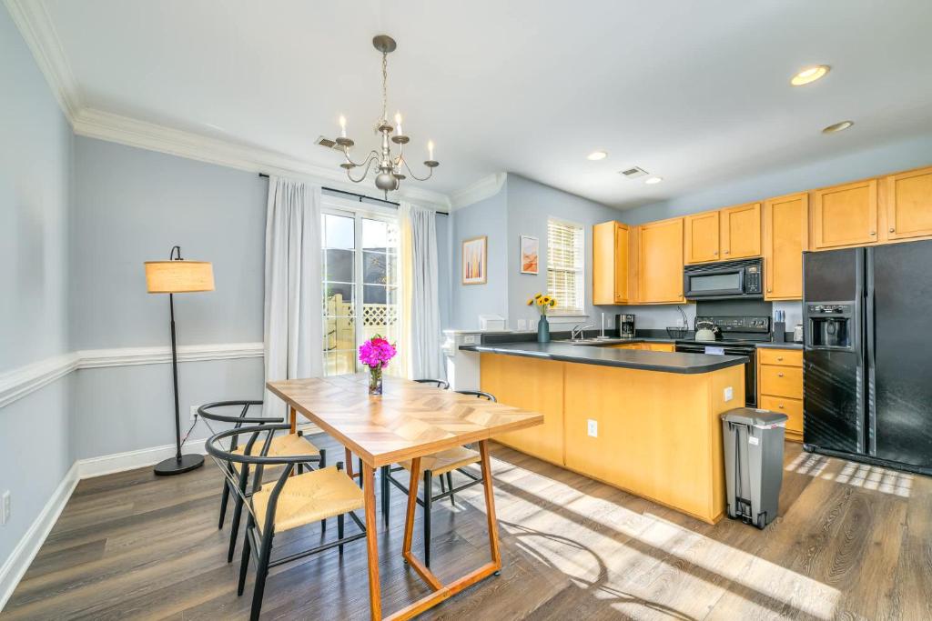 una cucina con tavolo e sedie in legno e una sala da pranzo di Cozy Corner Oasis a Cornelius