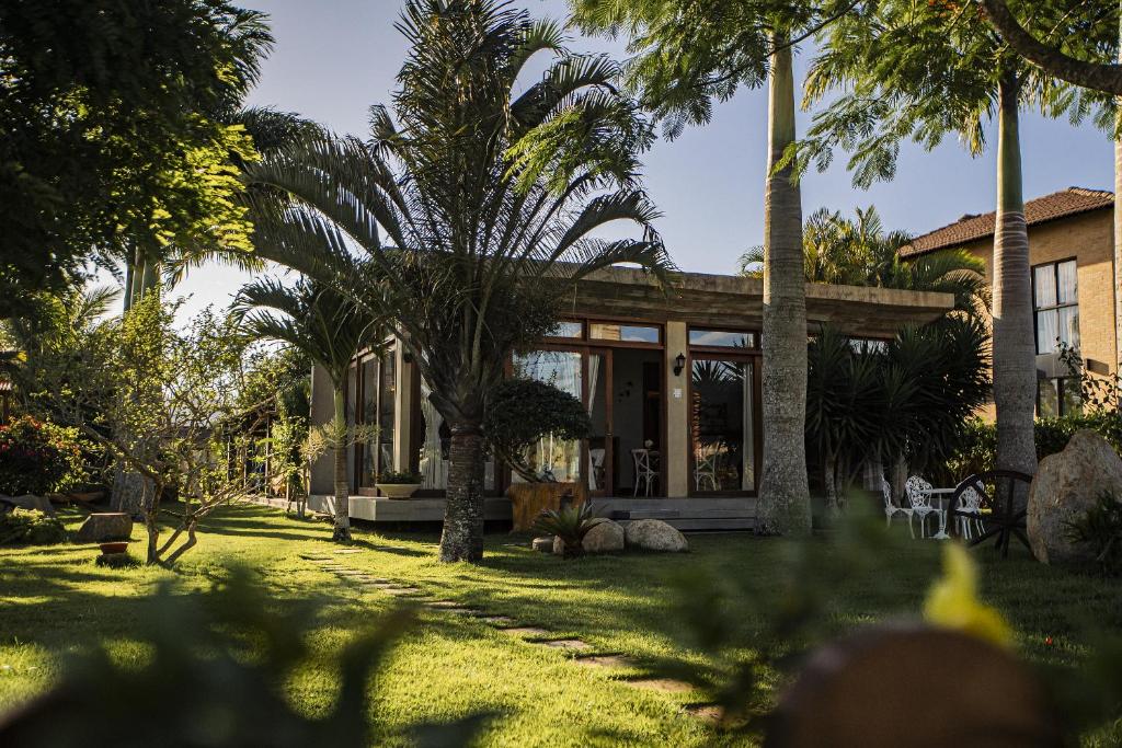 Κήπος έξω από το Refúgio charmoso cercada por verde