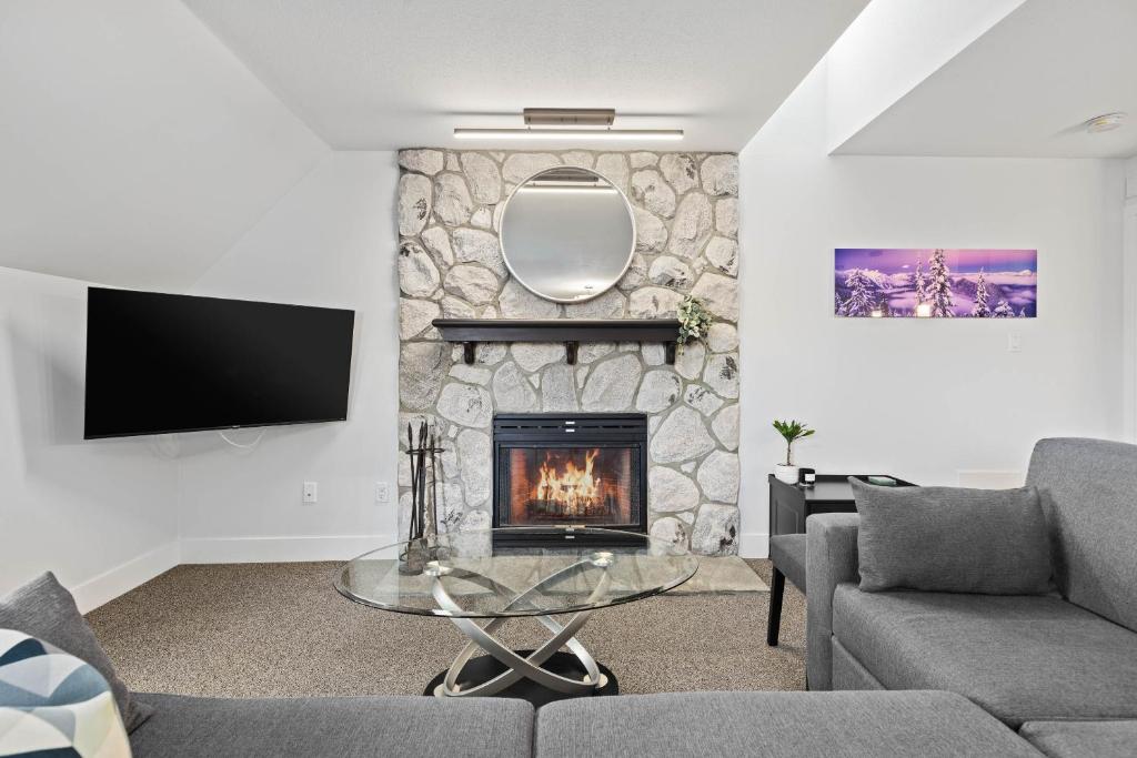 TV a/nebo společenská místnost v ubytování 2BR in Gleneagle, Gourmet Kitchen, Newly Updated, Wood Burning Fireplace, Parking