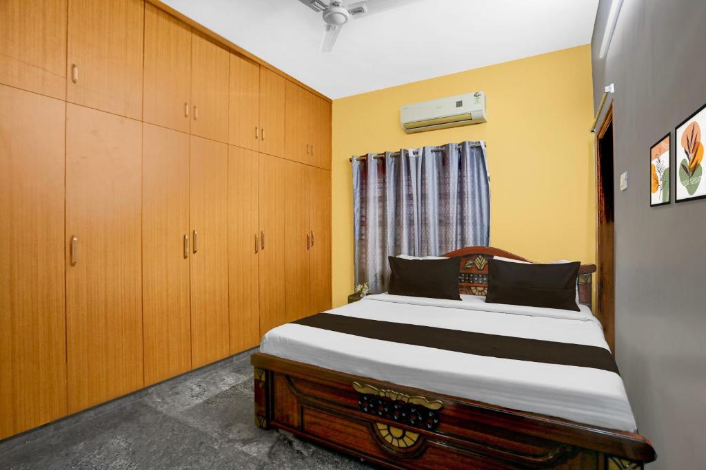 Ένα ή περισσότερα κρεβάτια σε δωμάτιο στο Hotel O AMR Home Stays