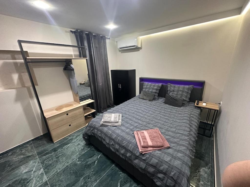 Ένα ή περισσότερα κρεβάτια σε δωμάτιο στο Cocoon Hyper Center