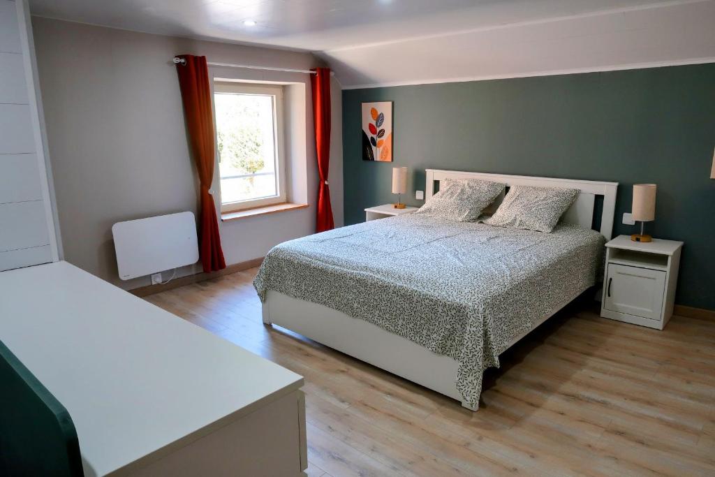 een slaapkamer met een bed en een raam bij Les Reflets de Meuse in Revin