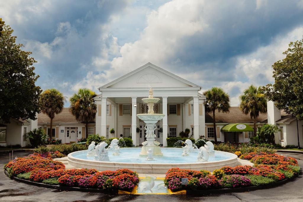 a large fountain in front of a building at Plantation Resort on Crystal River in Crystal River