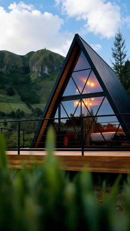 ein Haus mit einem großen Glasfenster auf dem Dach in der Unterkunft DenHills in Denxhi