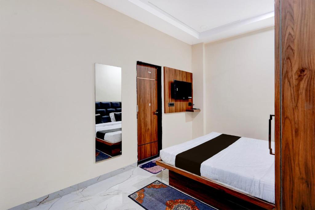 um quarto com uma cama e um espelho em Hotel O Kant em Durg