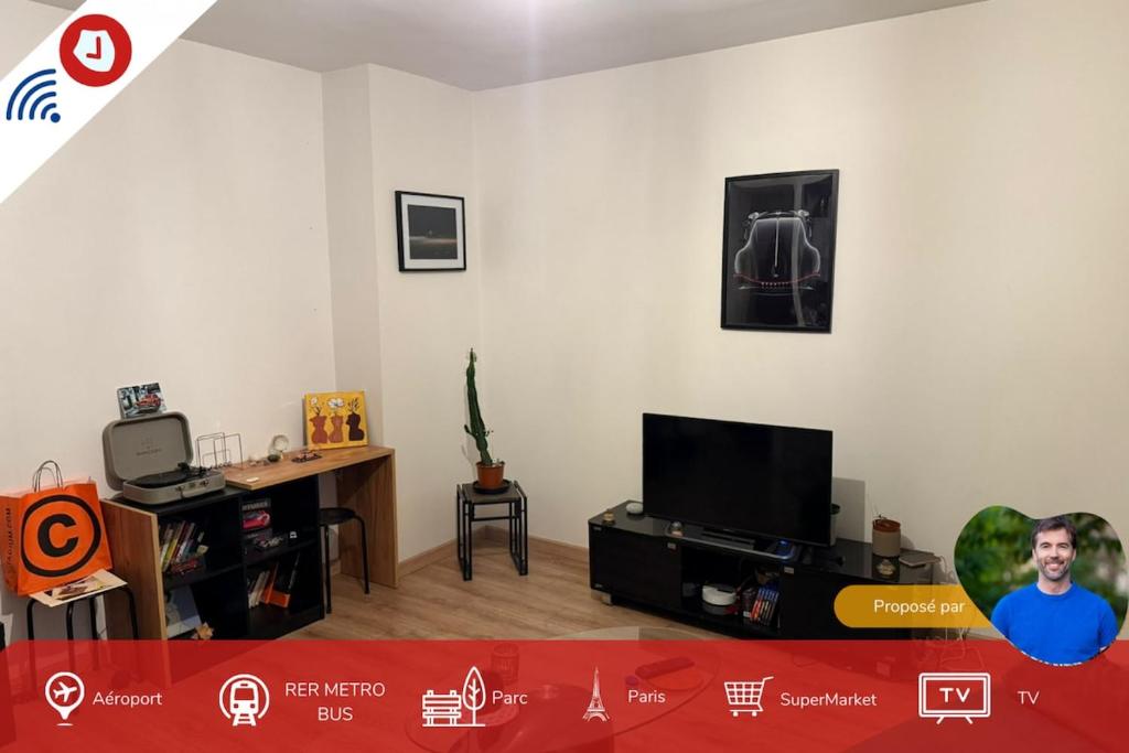 a living room with a flat screen tv and a table at Le Petit Céleste sur Seine in Choisy-le-Roi