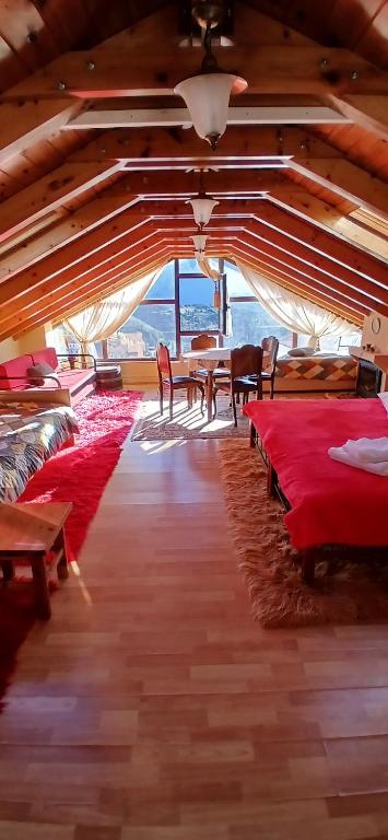 En restaurant eller et andet spisested på Ξενώνας ΔΡΟΣΟΣΤΑΛΙΑ Some of Attic