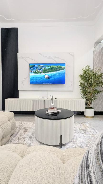 Μια τηλεόραση ή/και κέντρο ψυχαγωγίας στο Elroihomes kyanja