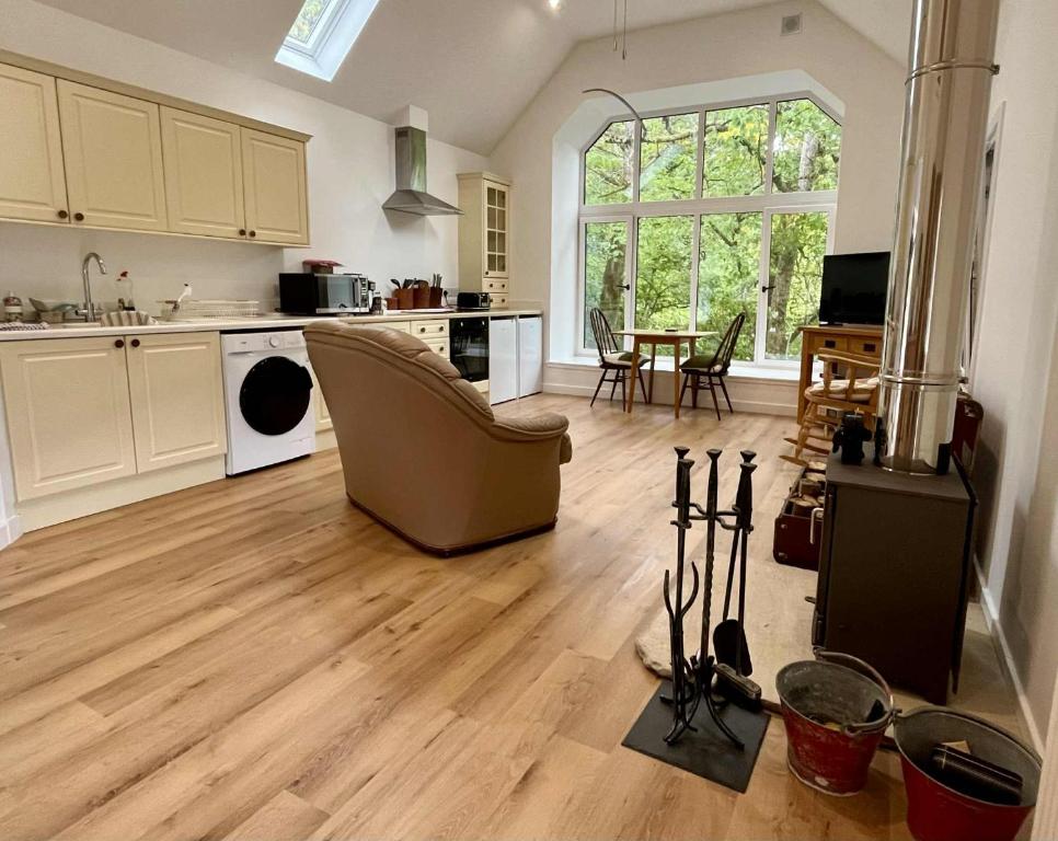 Η κουζίνα ή μικρή κουζίνα στο Ardachy Riverside Accessible One bedroom Holiday let