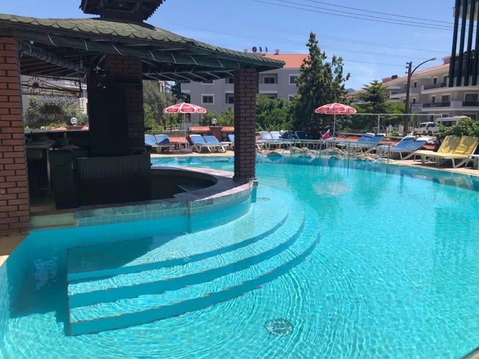 een zwembad met blauw water in een resort bij Rayon Apart hotel in Marmaris