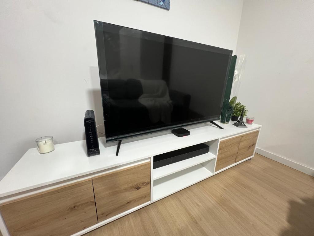 Μια τηλεόραση ή/και κέντρο ψυχαγωγίας στο genesys