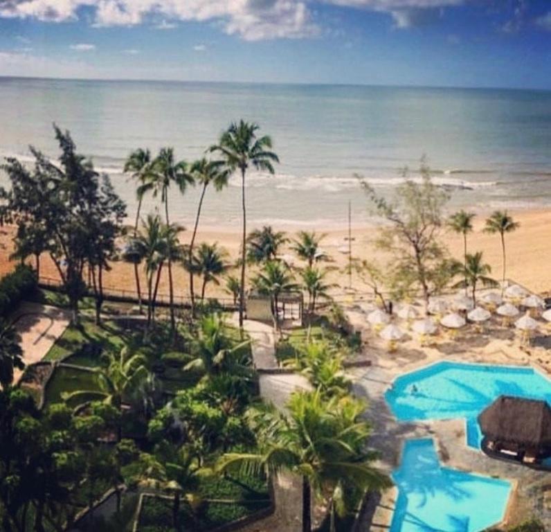 una vista della spiaggia dal balcone di un resort di Bugan Paiva flatpaivahome a Recife