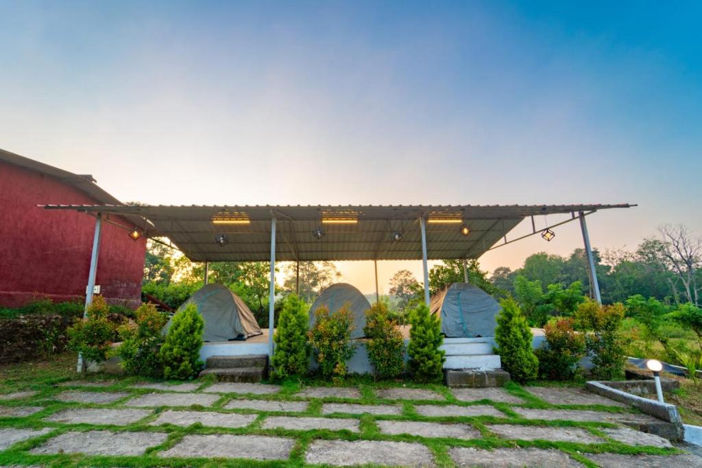 uma pérgola com duas tendas em um quintal em Dandeli Lake leaf - Dandeli Resort em Dandeli