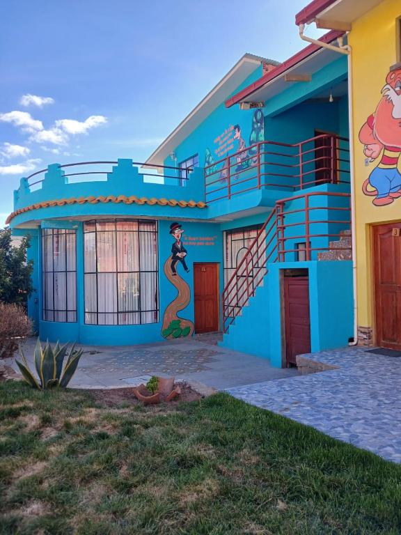 La Fábula-Verde في كوباكابانا: بيت أزرق مع جدارية على جانبه
