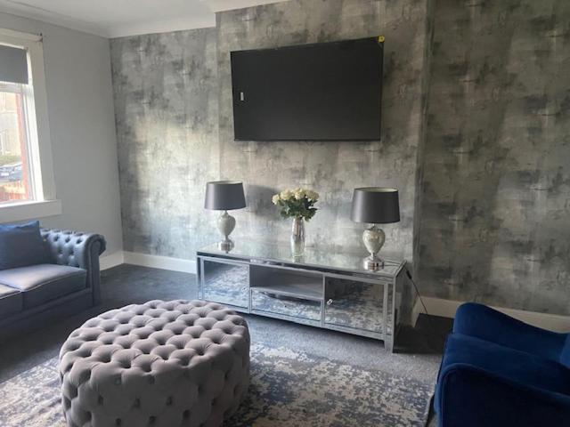 Et tv og/eller underholdning på 3BR Sleeps 6 Free Parking Near Glasgow City Centre