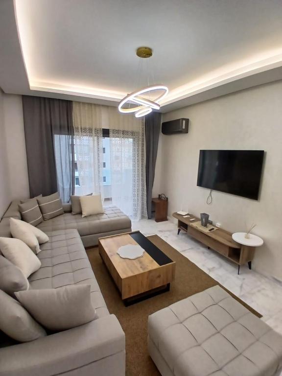 Μια τηλεόραση ή/και κέντρο ψυχαγωγίας στο Cozy 2-bedroom apartment, pool view with beach access a Zenata City Eco Casablanca