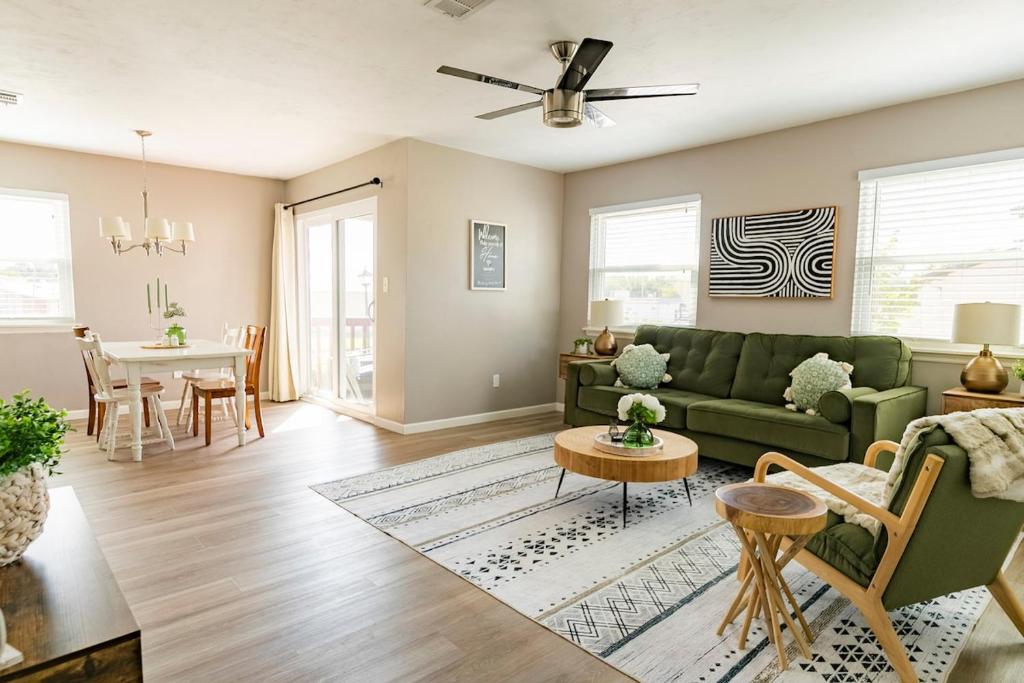 a living room with a green couch and a table at Nole Worries! in Tallahassee