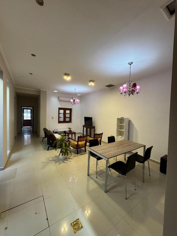 een eetkamer en woonkamer met een tafel en stoelen bij Alojamiento Zona Parque in Paraná