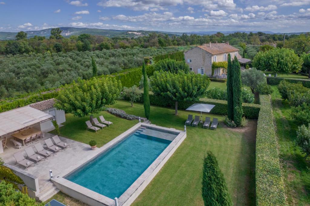 Bazén v ubytování Mas de Canfier nebo v jeho okolí