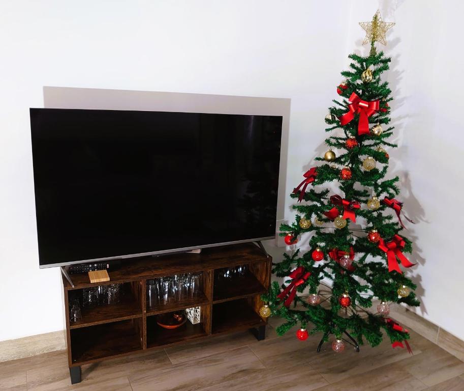 Μια τηλεόραση ή/και κέντρο ψυχαγωγίας στο Urban Patio 7- Modern Ma'laga Home