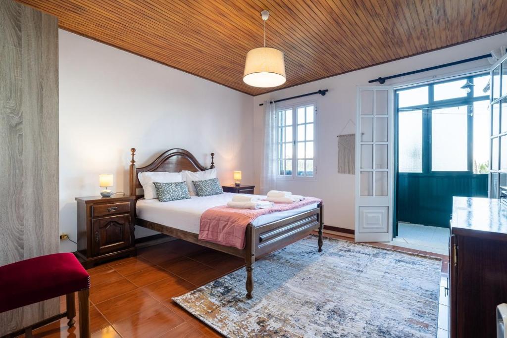 En eller flere senge i et værelse på GuestReady - Faia House