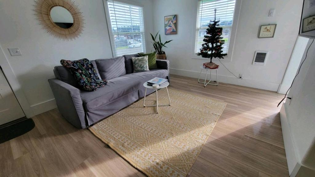 Гостиная зона в #StayinMyDistrict Zen Cottage Coos Bay