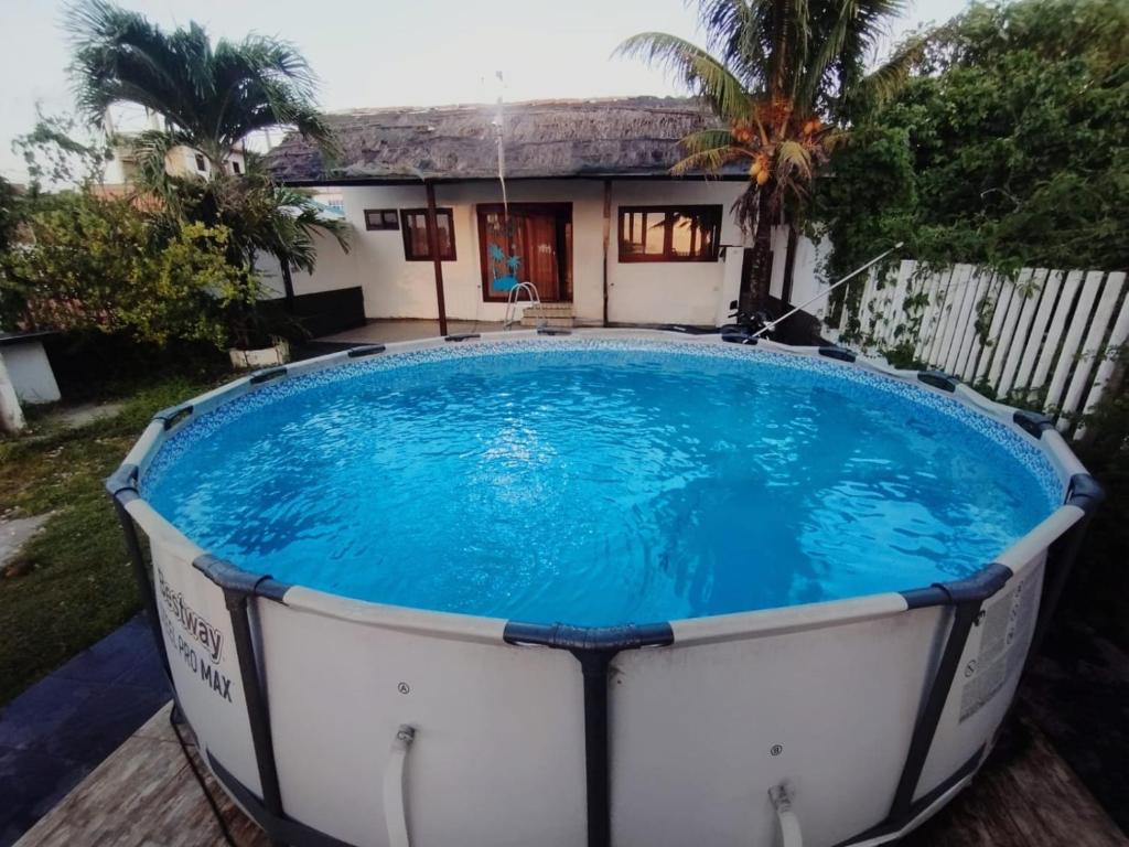 una grande piscina davanti a una casa di La Cabana de Isaac Boquilla a Cartagena de Indias