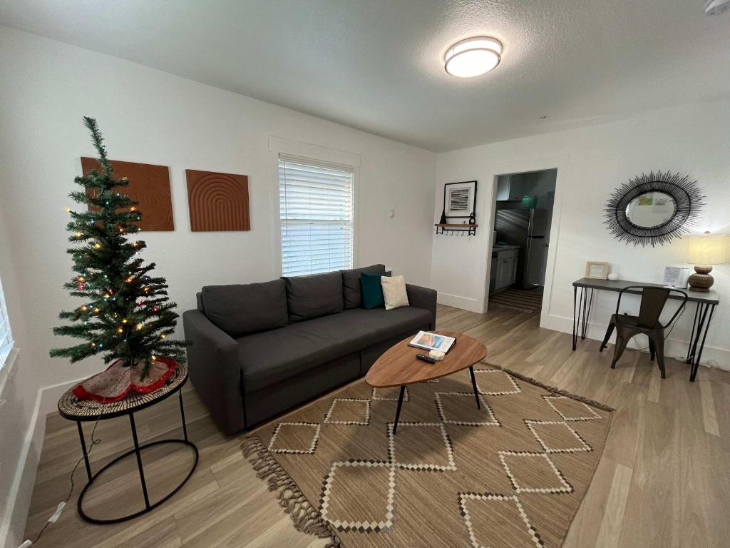 Χώρος καθιστικού στο #StayinMyDistrict Coos Bay Goldfinch Cottage