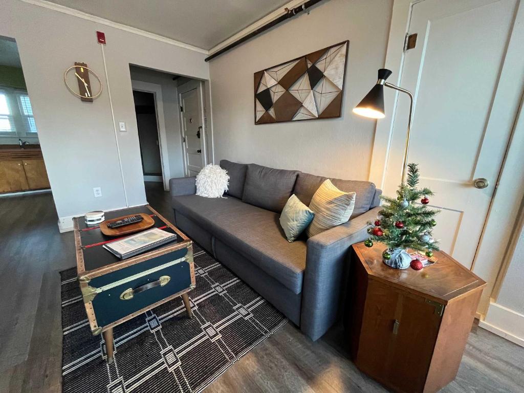 Posezení v ubytování #StayinMyDistrict Historic Apartment Near Downtown